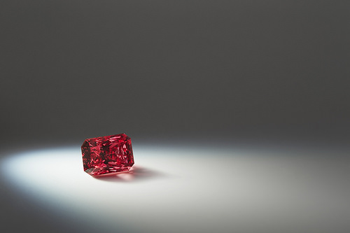 Argyle Isla, 1.14 Carat Radiant Shaped Fancy Red Diamond